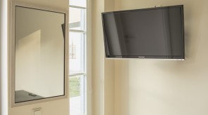 TV ir langas į kiemą